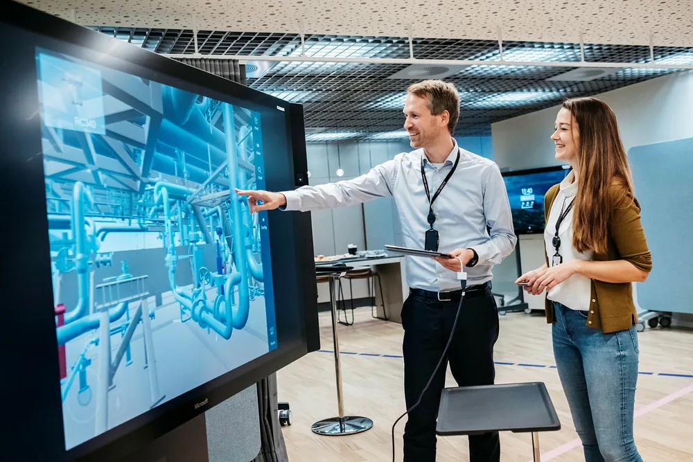 Equinors digitaldirektør Torbjørn F. Folgerø og leder for digitalisering i Johan Sverdrup Trine Svalestad viser frem skjermer med Sverdrup-feltets digitale tvilling. Her kan flere arbeidere være pålogget og se hverandre. Teknologien er den samme som multiplayer dataspill.