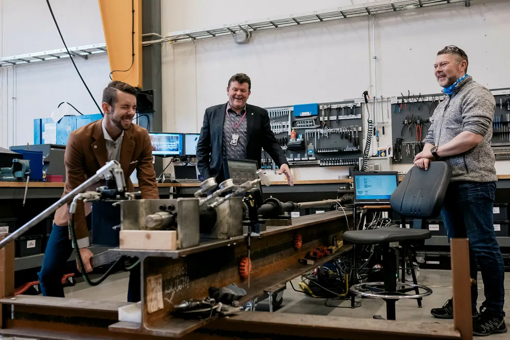 Well Innovation-sjef Per Bjarte Tanche-Larsen (i midten) går sammen med Magnus Øgård Meisal (til venstre) i Innovation Dock for å lage et nytt akseleratorprogram med 50 millioner kroner i potten. Til høyre Trond Arild Tveit, testingeniør i Well Innovation.