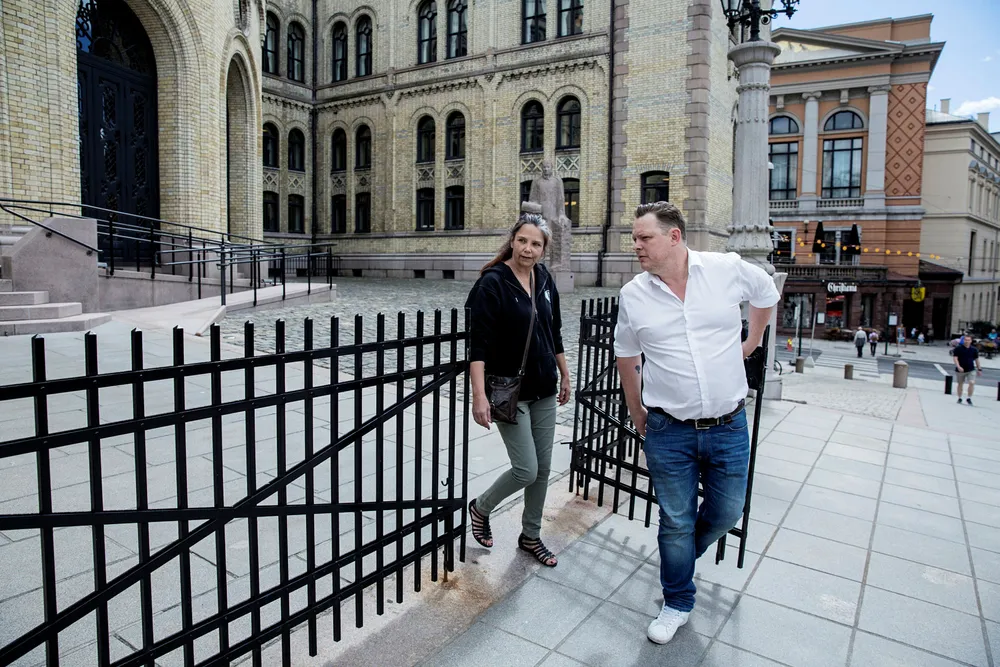 Hovedtillitsvalgt Leslie Johansen på Stortinget for Norsk Tjenestemannslag (NTL) og forbundssekretær Leif Erling Helland i NTL, mener det er i ferd med å bygges opp to separate miljøer på Stortinget, ett for representantene og ett annet for andre ansatte. Foto: Fredrik Bjerknes