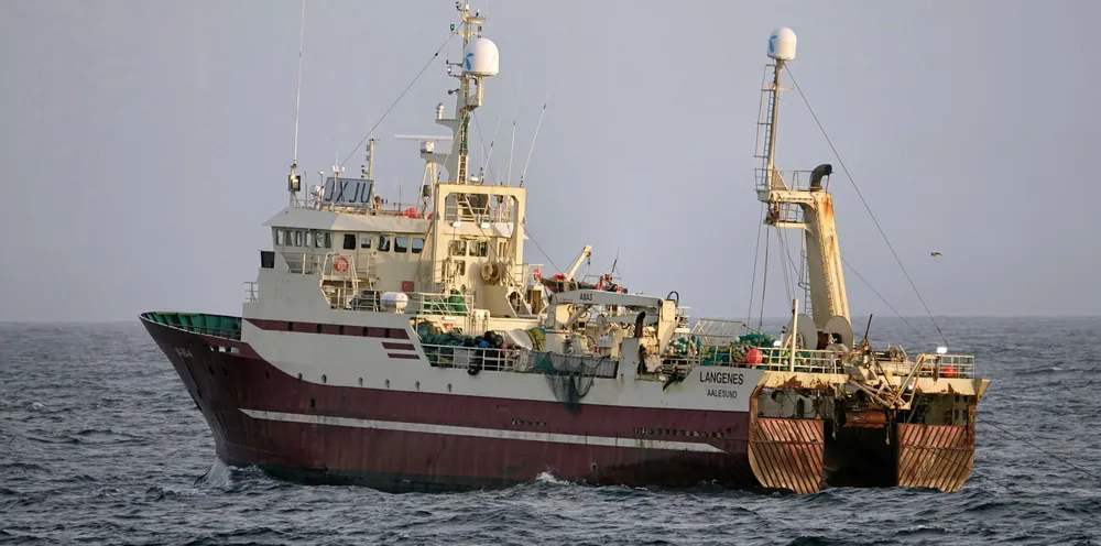 Frysetråleren «Langenes» savner et besetningsmedlem. Sammen med 11 andre fartøy søker den nå i et havområde mellom Bjørnøya og Svalbard etter den savnede.