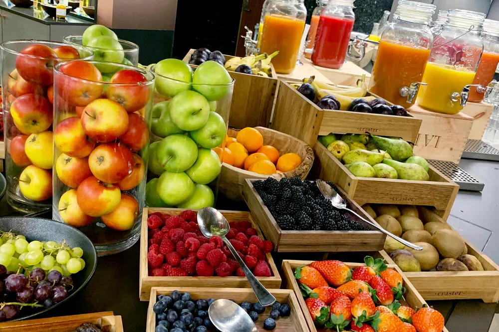 Frokosten på boutiquehotellet Opus XVI i Bergen er en fargefest, med fersk frukt, friske bær, juicer, smoothier og flere varmretter på en à la carte-meny, slo DNs hotelltester fast.