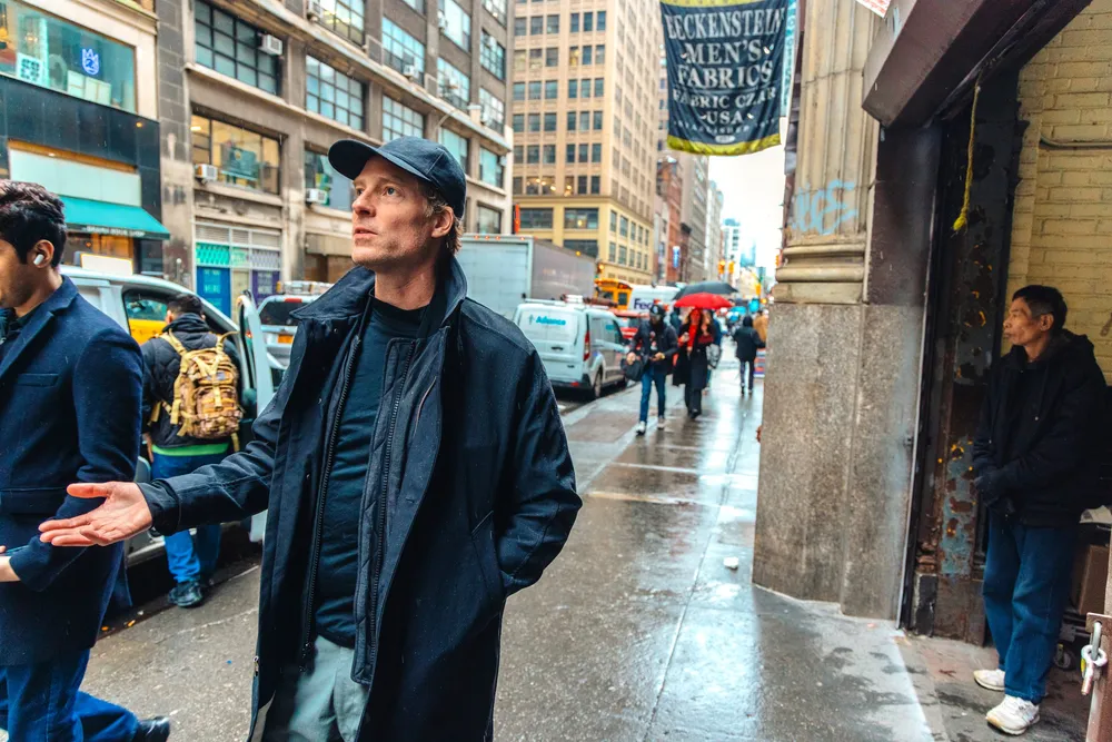 Gründer Tyler Clemens i klesmerket Outlier har allerede fått første leveranse av tøystoff fra Europa med ny toll. Som bedriftseier mener han de nye tollmurene bare er negativt.
