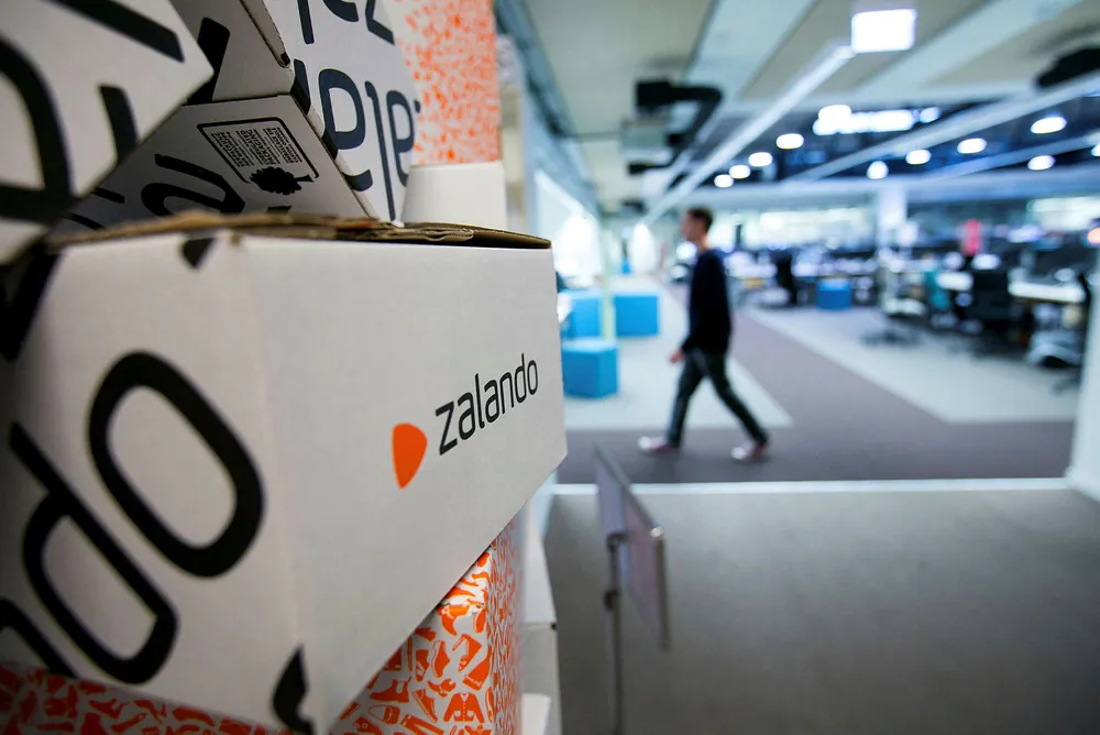 Tyske Zalando har bakt inn alle ekstra kostnader for sine klær og sko – som frakt, retur, moms og tollgebyr- i prisene. Zalando er nå Norges nest største nettbutikk. Foto: Krisztian Bocsi/Bloomberg