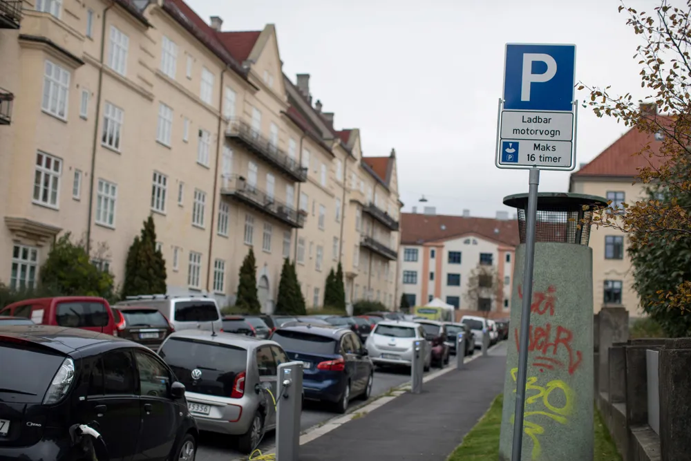 Det vi burde ha gjort, var ikke å subsidiere elbiler, men å øke avgiftene på bensin og diesel så mye at bilbruken gikk ned, skriver Victor Norman.