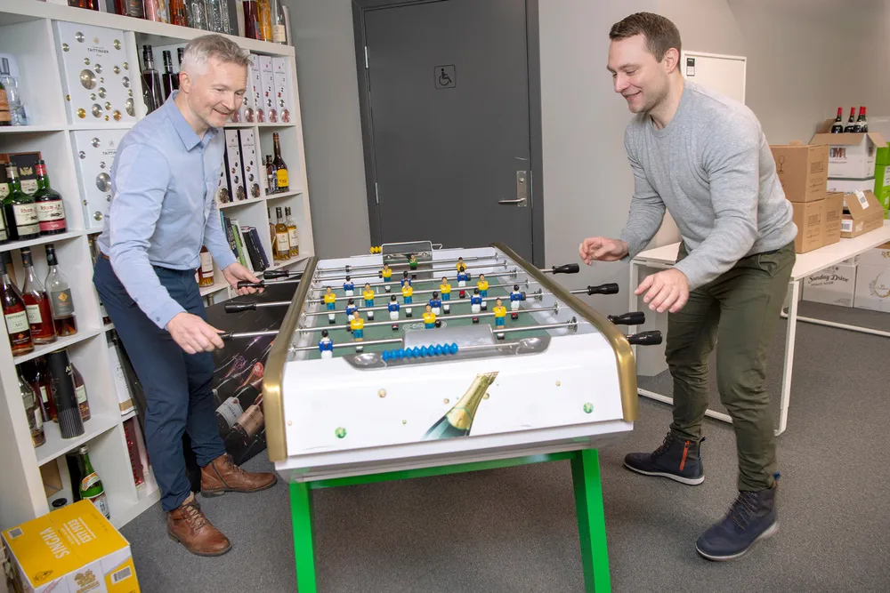 Henrik Thuseth-Berg (til venstre) er toppsjef i Torstein Tvenges vinimportselskap Fondberg som selger vin og sprit som aldri før. Her spiller han fotballspill med salgsdirektør Daniel Mogensen (til høyre) på et Champagne-dekorert spill.