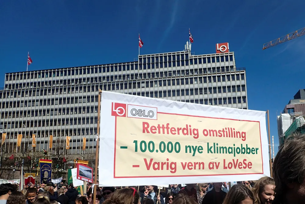 Oslo Arbeiderparti og flere fylkeslag går inn for varig vern mot petroleumsvirksomhet utenfor Lofoten, Vesterålen og Senja (LoVeSe). Bildet er fra 1. mai-toget i Oslo i 2017.
