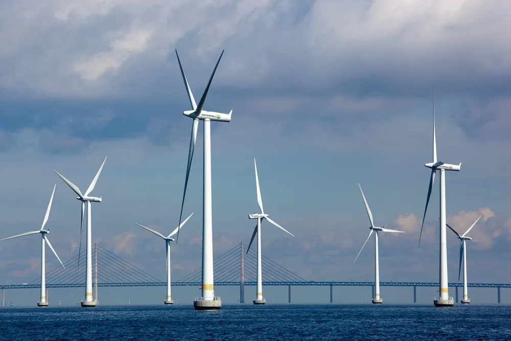 Danmark har storstilte havvindplaner. Når det først blåser, vil det gi lav pris, gjerne nær eller under null, skriver Lars Sørgard. Her vindmøller i Øresund.