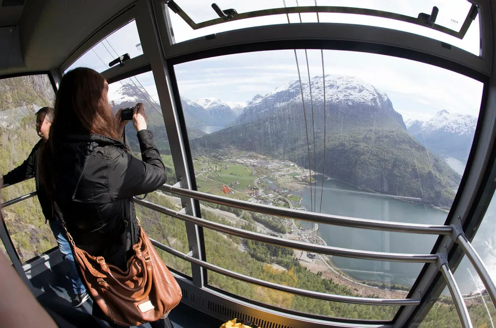 Loen skylift er blitt en populær turistattraksjon. Spektakulær utsikt, høykvalitetsservering og en eksepsjonell opp- og nedfart vitner om den type opplevelser som turistene nå etterspør, skriver artikkelforfatteren. Foto: Terje Pedersen/NTB Scanpix