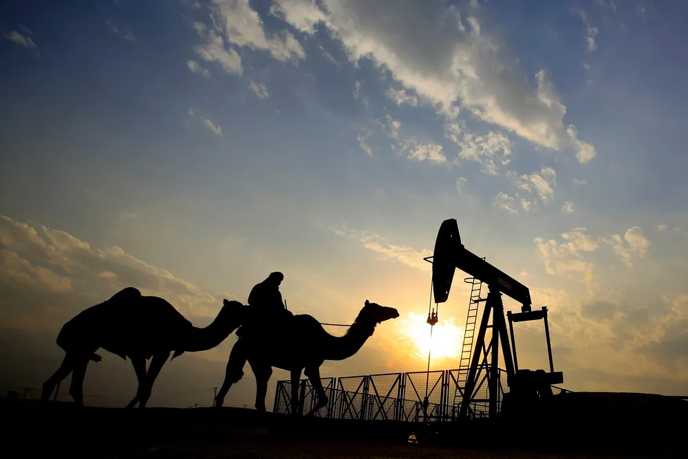 Opec-landene, ledet an av Saudi-Arabia, gikk i helgen for en ny trippeløkning av oljeproduksjonen for juli. Her fra et oljefelt i Sakhir i Bahrain.