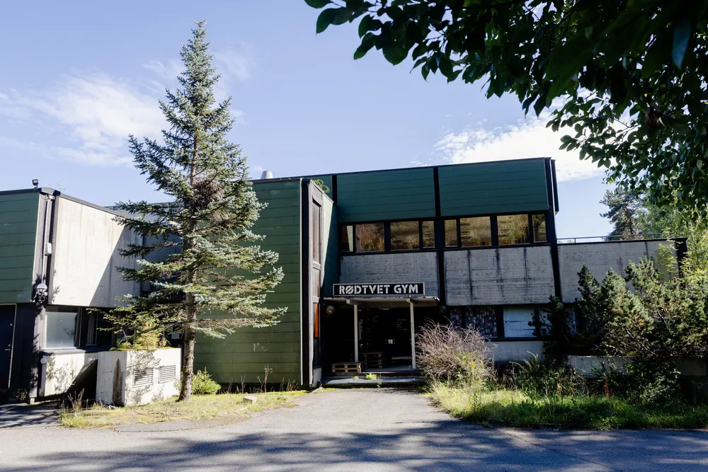 Noen riveklare bygg skal gi plass til en sirkelformet boligblokk på Ammerud i Oslo.