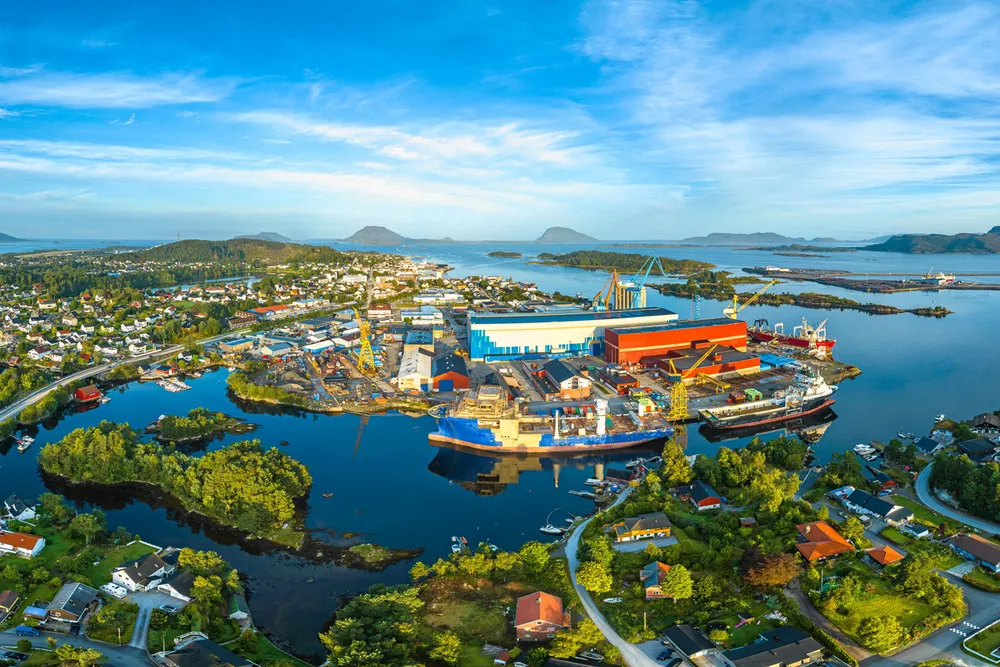 Westcon Yards Florø får storfint besøk av en norsk fregatt i januar. Den skal oppgraderes. Det betyr strenge sikkerhetstiltak på verftet.