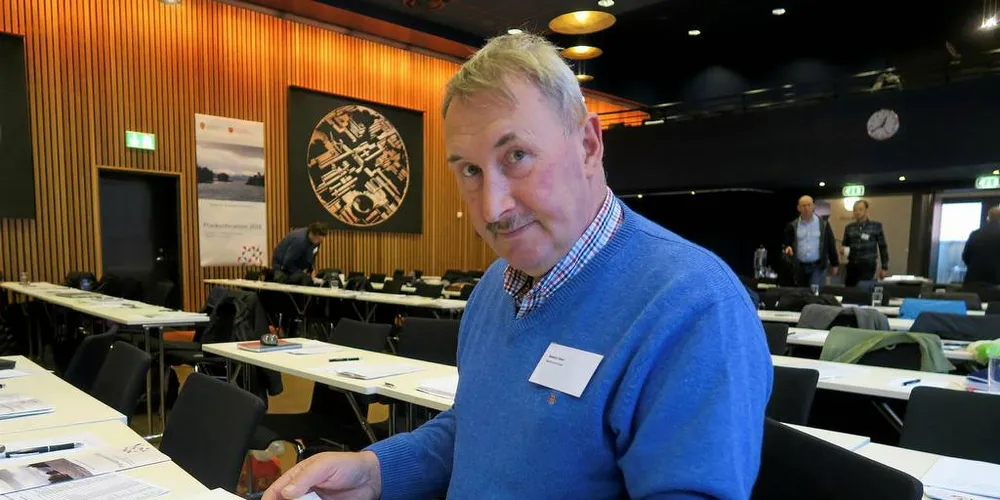 GAMLE BEKYMRINGSMELDINGER: Sammy Olsen, fisker og SP politiker i Bømlo kommune i Hordaland, blar gjennom gamle dokumenter som viser at fiskerne sendte bekymringsmeldinger om lakselusmiddel allerede i 1985.Foto: Kjersti Sandvik