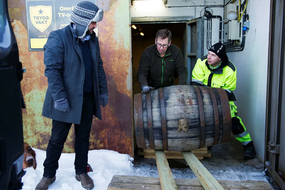 Et fat whisky trilles inn på det bombesikre lageret til Aurora Spirit i Lyngen. Fra venstre: Administrerende direktør Tor Petter Christensen, produksjonssjef Gjermund Stensrud og turistvert Janis Sloka. Foto: Ingun A. Mæhlum