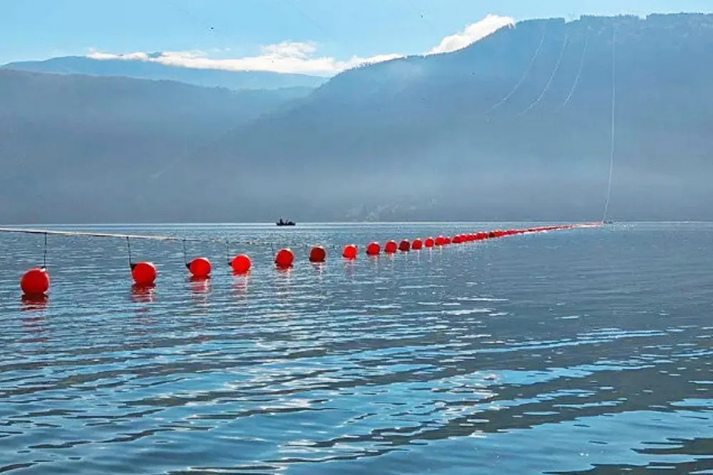 Strømkabelen ligger delvis i Sognefjorden, men var trukket godt opp i høyre kant av bildet. Der skal fartøy seile under.