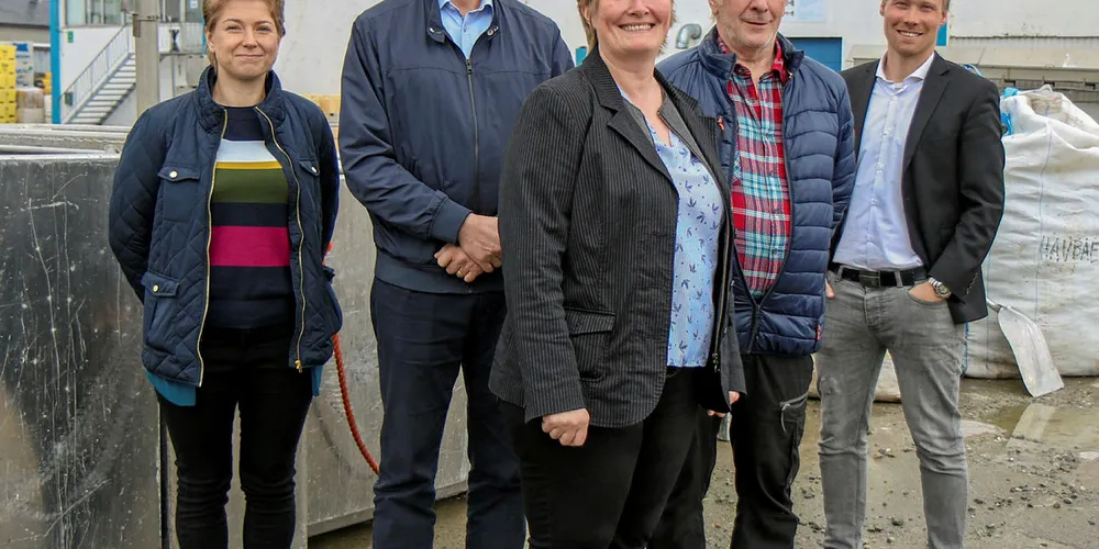 SAMMEN OM NY FISKERIHAVN: Fra venstre: Agata Deyk, plassleder avdeling Tromvik Lerøy Norway Seafoods AS, Webjørn Barstad, konserndirektør for Villfangst og Hvitfisk i Lerøy, Mari-Ann Johansen og Håkon Robertsen fra Tromvik Fiskarlag og Peter Utnes fra Tromvik Utviklingslag.