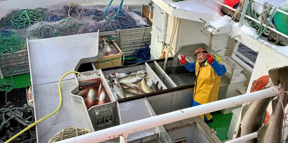 Einar Simonsen, er storfornøyd med fisket. Han er bas og kompis av skipper Tore Østeig på garnbåten «Polaris».