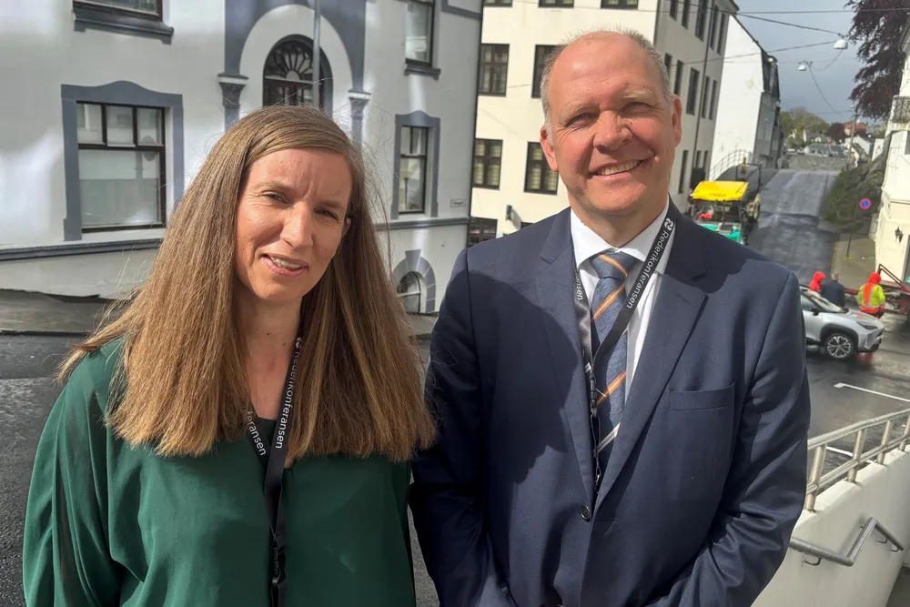 Marte Giskeødegård, fra NTNU og Svein Tønessen fra Kystverket har utarbeidet kystbarometeret. 71 rederier i Norge er blitt spurt om hvor skoen hos dem trykker.