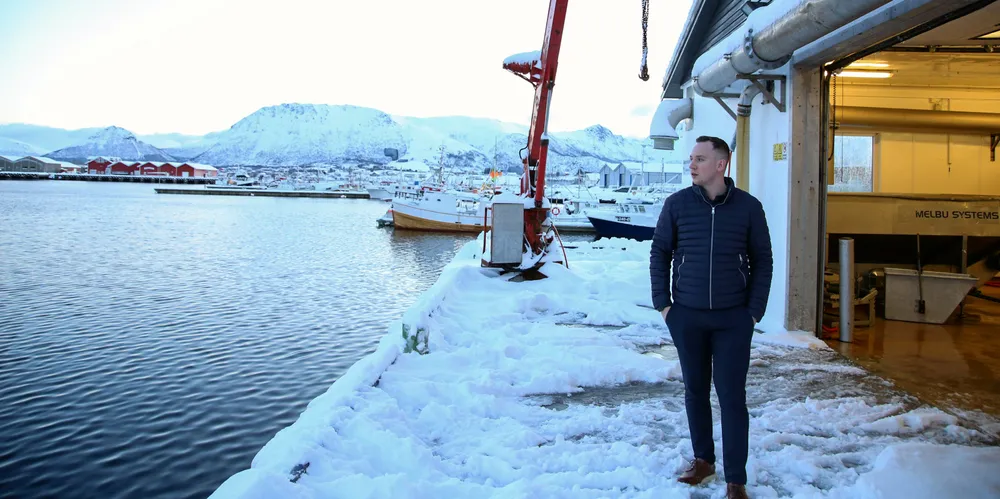 Vesterålen Havbruk. Bildet er tatt på Vesterålen Havbruk Produksjonslag i Myre havn november 2021. Daglig leder Sondre Mortensen står på kaia.