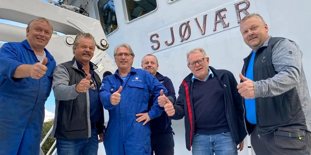 Terje Sandøy, Paul Harald Leinebø, Jonny Sandøy, Ingvald Jon Husby, Øystein Sandøy, Øyvind Uran, er fornøyd med kjøp og salg av «Sjøvær».