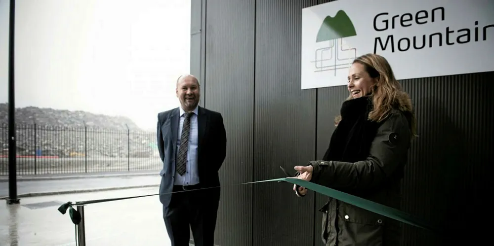 Administrerende direktør i Green Mountain, Tor Kristian Gyland, er glad for at regjeringen både legger til rette for og tror på ytterligere i vekst datasentre. Her med distrikts- og digitaliseringsminister, Linda Hofstad Helleland, under åpningen av dere nye datasenteret i Enebakk torsdag.