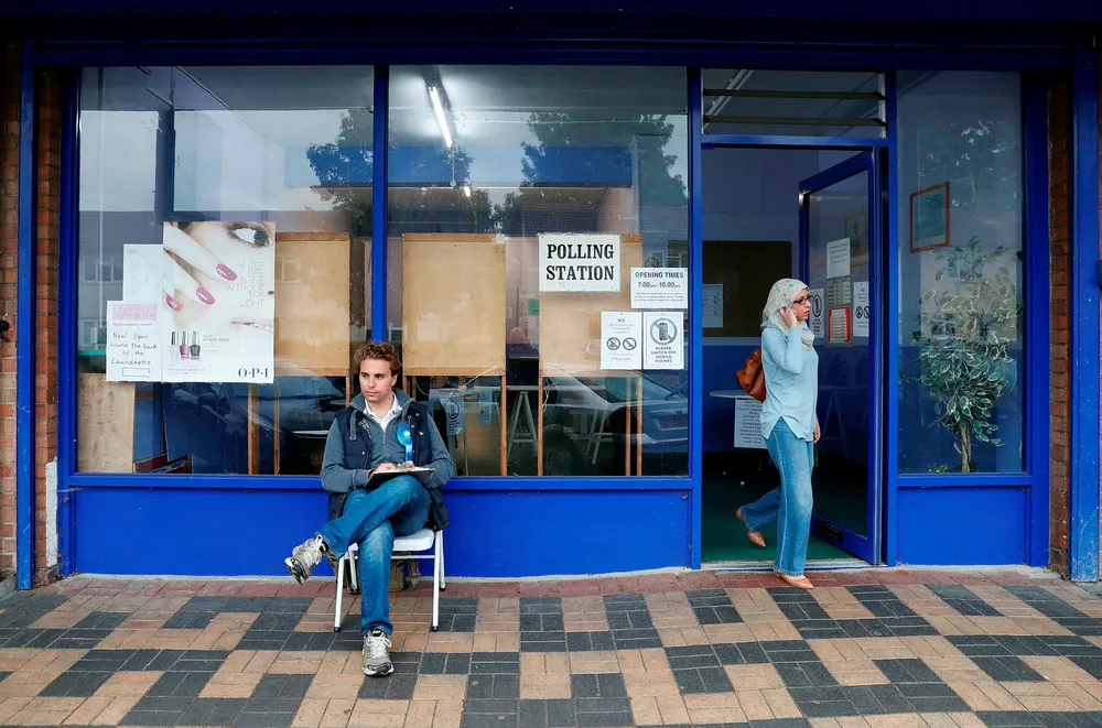 Et kombinert vaskeri og neglesalong i Headington utenfor Oxford i England fungerer som stemmelokale torsdag. Foto: Adrian Dennis /AFP/NTB Scanpix