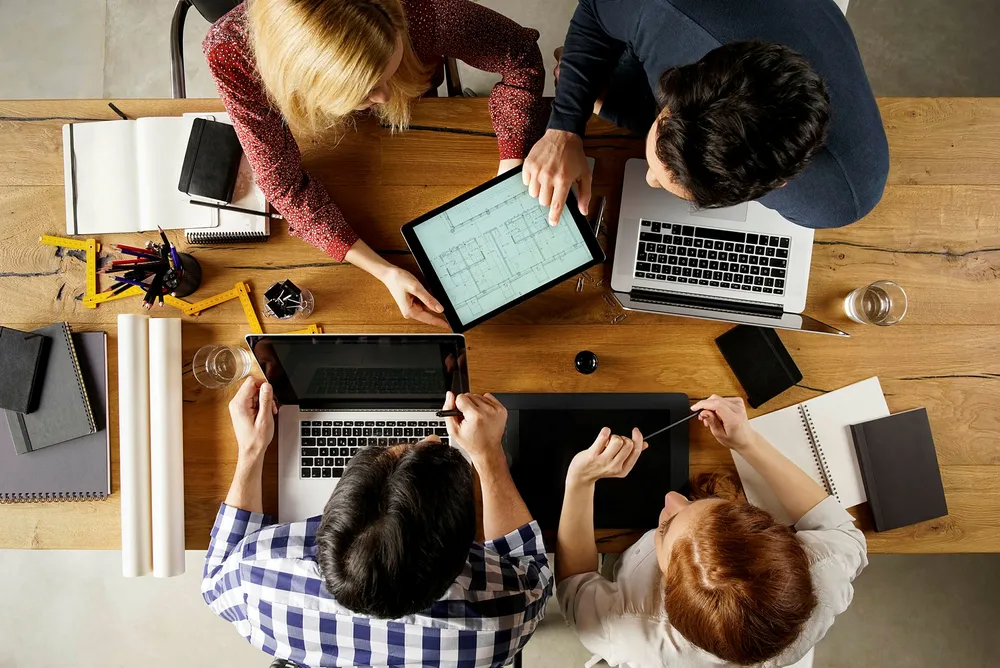 «Som en følge av nye digitale plattformer, flere frilansere og konsentrasjon om kjernekompetanse åpnes det opp for en større rolle for mellomledd i arbeidsmarkedet», skriver innleggsforfatteren. Foto: Istockphoto/Getty Images