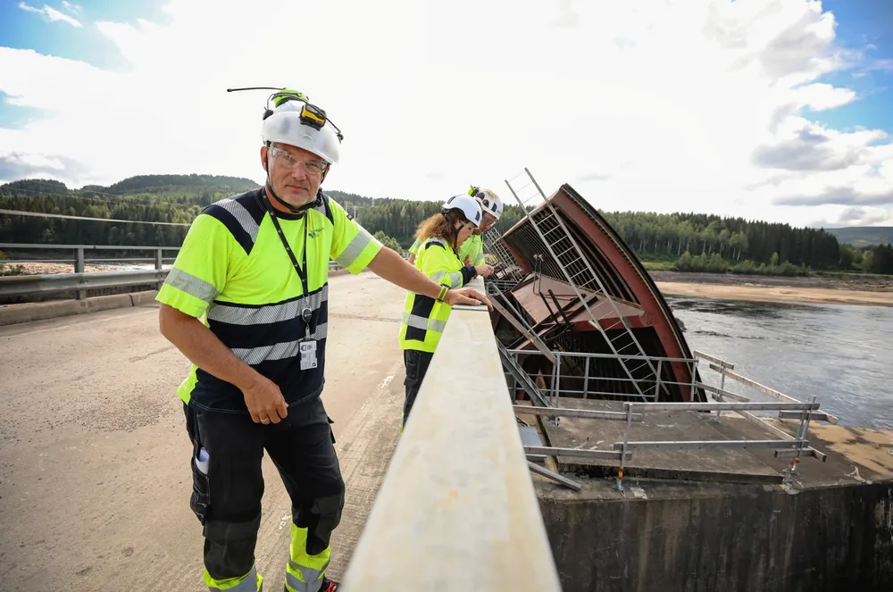 Stig Morten Løken, Ragnhild Abrante og Gunnar Volsdal Skirbekk tar Braskereidfoss i øyesyn ett år etter at kraftverket nærmest druknet i flommen som følge av uværet Hans.