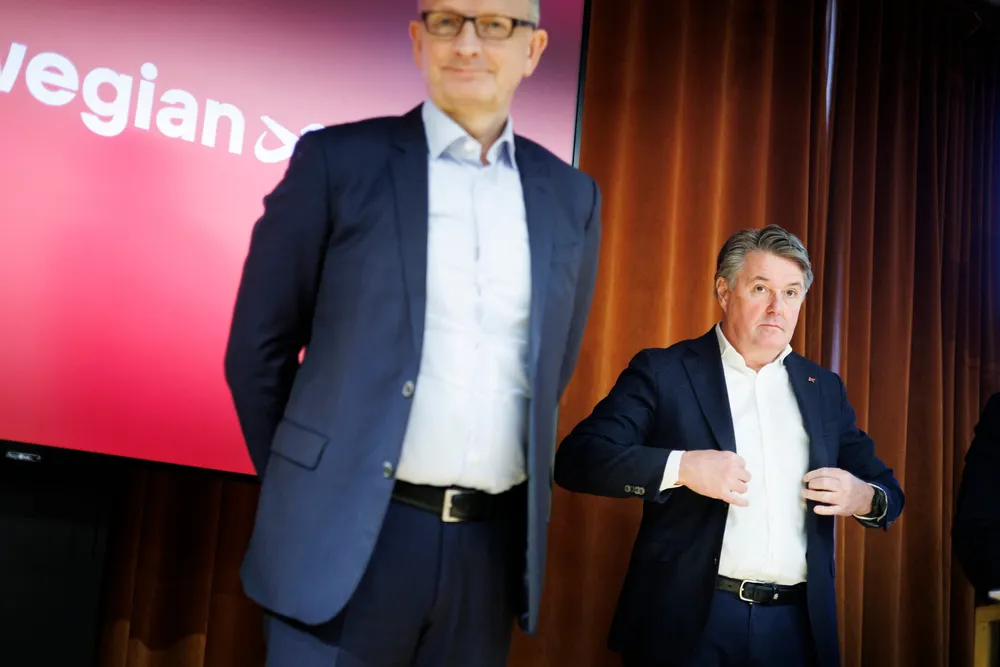 Norwegian-sjef Geir Karlsen (bak) og finansdirektør Hans-Jørgen Wibstad bruker mye tid sammen med juristene for å forstå hva tollkrigen kan bety for leveringen av Boeing-fly.