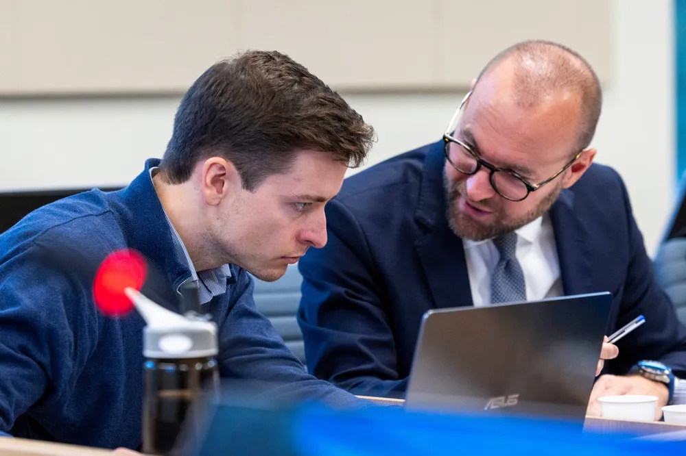 Tidligere partner Carl Frederik Waage (fra venstre) i Arctic Capital i Drammen tingrett etter at et partnerskap innen eiendom havarerte, og han mistet jobben i Arctic. Her med advokat Sindre Reimers Rising.