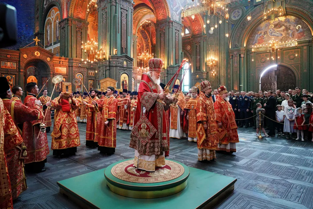 Hellig krig! Patriark Kirill leder Den russisk-ortodokse kirke, her på en maimesse i militærkatedralen i Patriotparken utenfor Moskva.