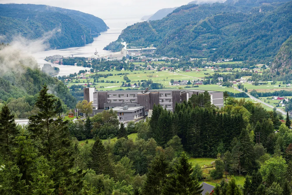 Kvinesdal Sparebank har eid The Bølgen & Moi Hotel, tidligere Utsikten Hotel, i over fem år etter en konkurs. Foto: Kjell Inge Søreide