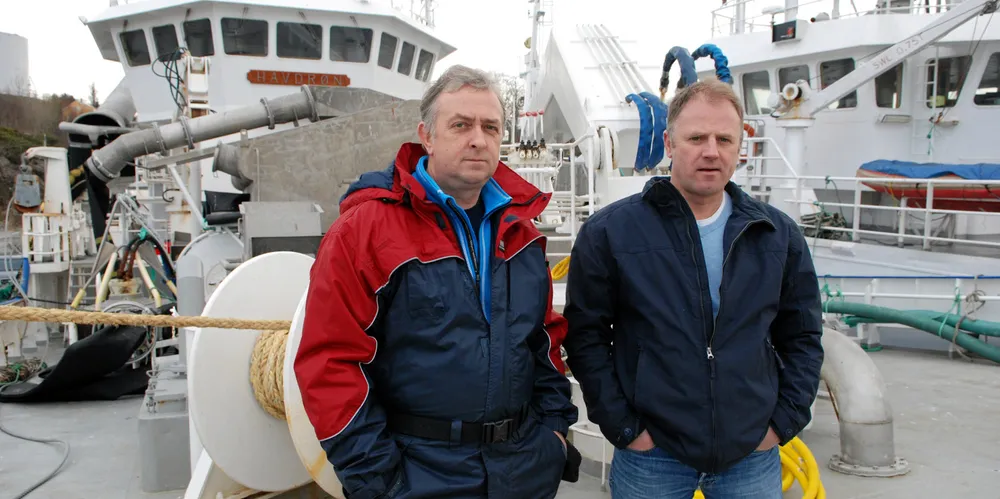 Bjarte og Kristian Sandtorv om bord i «Havdrøn». Gamle «Krossøy» til høyre.