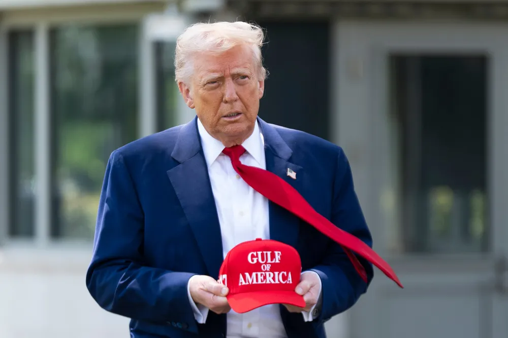 USAs president Donald Trump venter å love lettelser i tollsatsene som er innført for bilindustrien, da han tirsdag går på scenen i Detroit for å markere sine første 100 dager i presidentperiode nummer to.