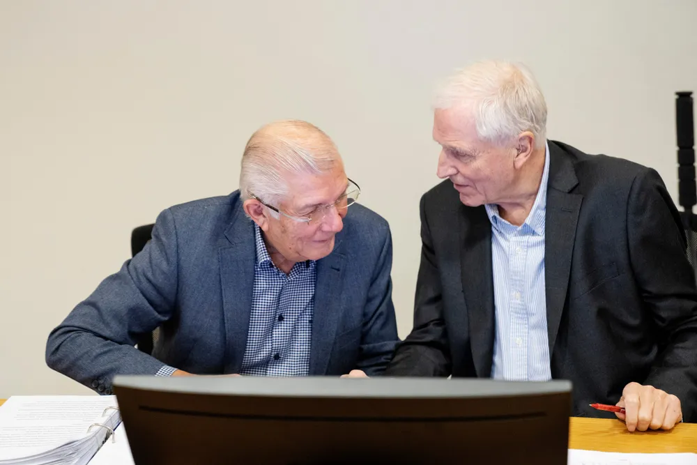 Arild Endresen (til venstre) saksøkte Multi Markets med krav om å få dekket tapet hans bror ble påført, men nådde ikke frem. Til høyre sakkyndig vitne for Endresen, professor emeritus Thore Johnsen.