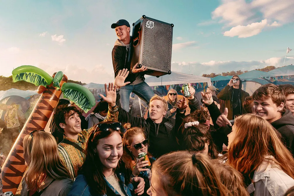 En skikkelig festhøyttaler med lys skaper den riktige stemningen, men den bør være både portabel og robust. Foto: Soundboks