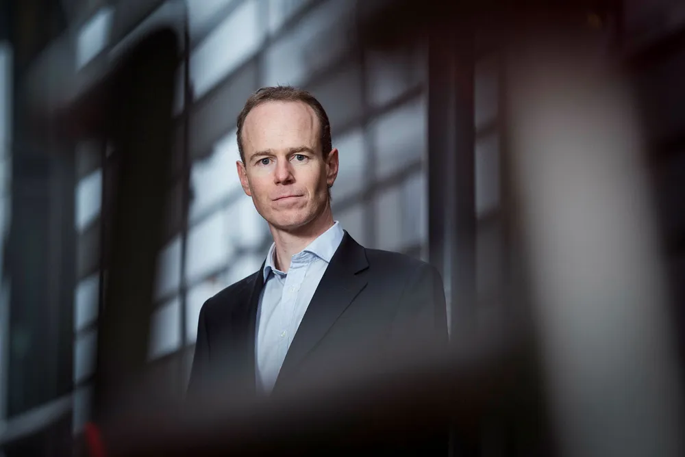 Aksjestrateg i DNB Markets Paul Harper fyrer av nyttårsrakettene. Foto: Skjalg Bøhmer Vold