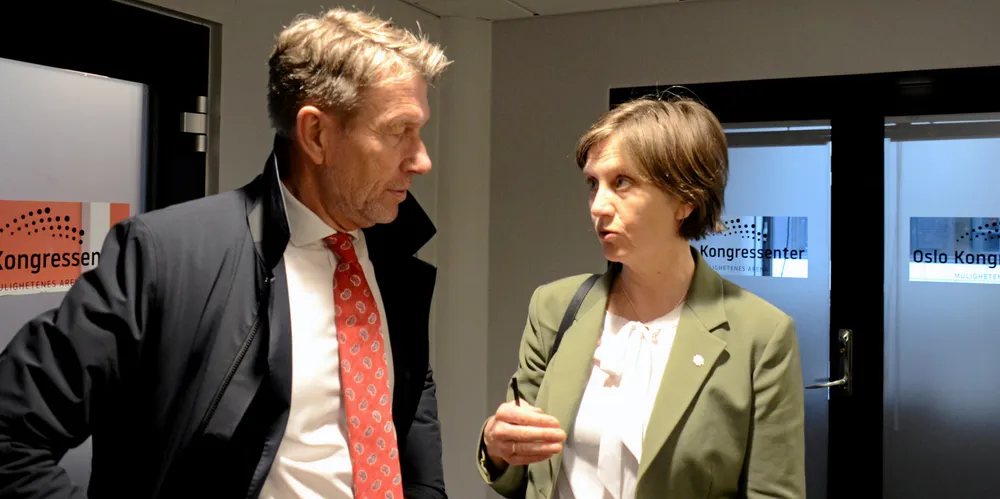 Olje- og energiminister Terje Aasland og barne- og familieminister Kjersti Toppe (Sp) deler på ansvaret om å regulere strømsalg. Toppe er også forbrukerminister. Foto: Haakon Barstad