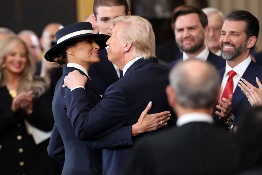 President Donald Trump og førstedame Melania Trump på innsettelsen mandag kveld norsk tid.