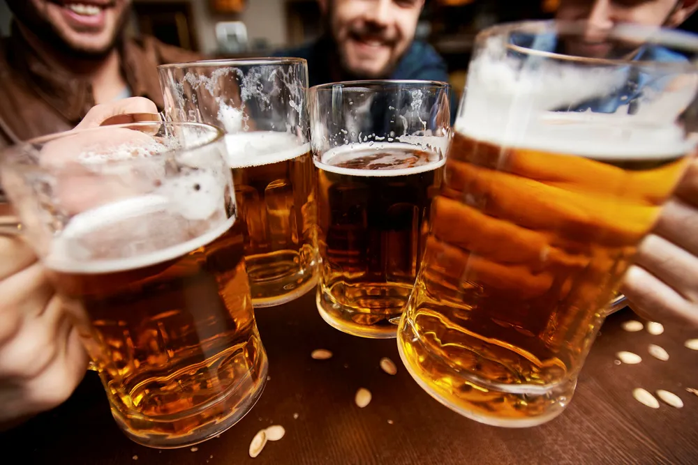 I Oslo har man ikke kunnet nyte nytappet øl på serveringssteder siden 21. mars. Nå åpner byrådet for å tillate dette igjen, dog med strenge forholdsregler.