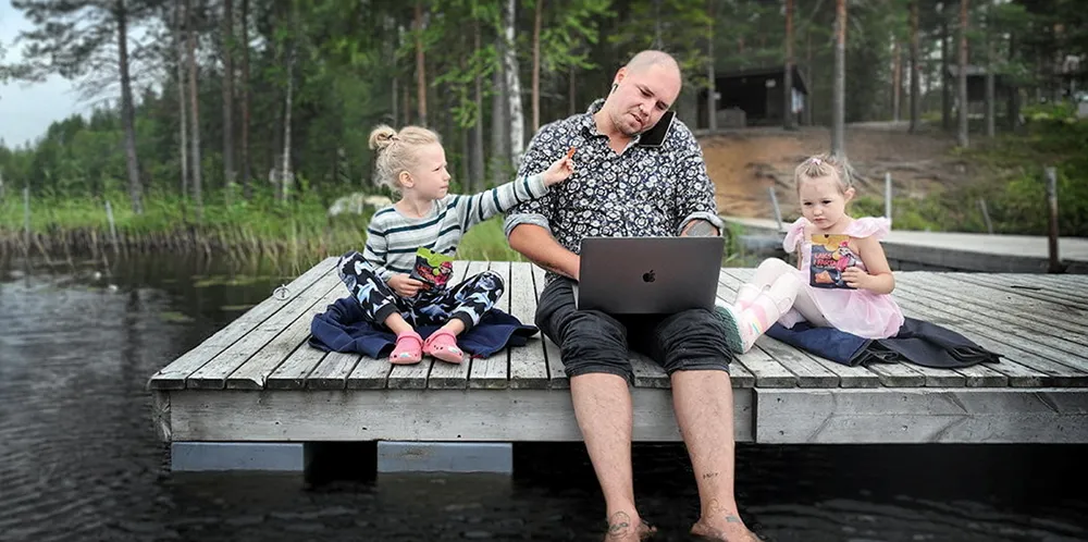 Stresset småbarnsfar, Simon, har en uhyre travel hverdag hvor han både er på jobb og ferie samtidig. Slett ikke en ukjent situasjon for mange. Her ble det ikke tid til fiskemiddag, men likevel kunne han tilby sine to små døtre smakfull og spiseklar laks.