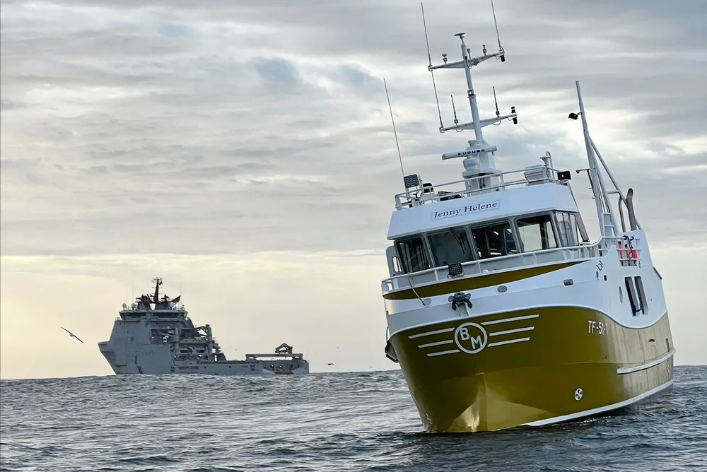 Det har vært stor interesse for årets blåkveitefiske. Her er KV «Bison» på rutinekontroll om bord «Jenny Helene» på Tromsøflaket tidligere i uken.