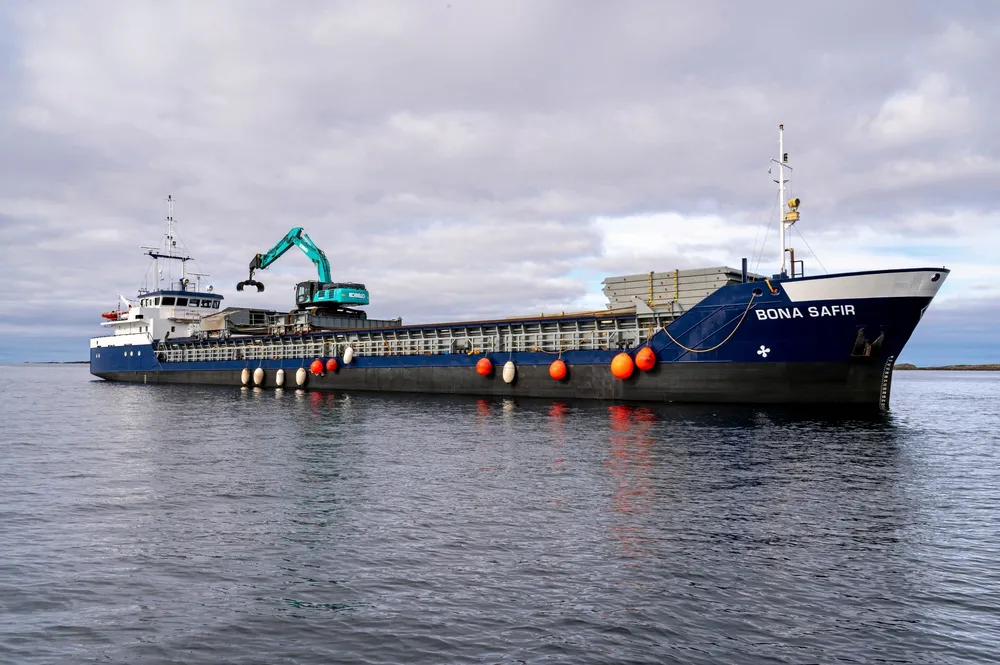 Taretråling sør på Helgeland ble tillatt fra 1.juli 2022. Her høster tråleren Sjøalg tare utenfor Horsværet. Skribenten Stig Morten Skjærvø er skeptisk til denne virksomheten.