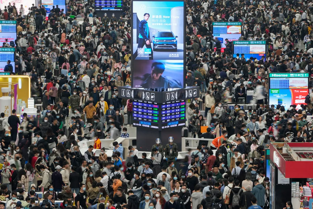 Kinesere bruker penger igjen etter å ha spart store beløp under pandemien. Her fra Shanghai Hongqiao jernbanestasjon i forbindelse med helligdagene i begynnelsen av mai.