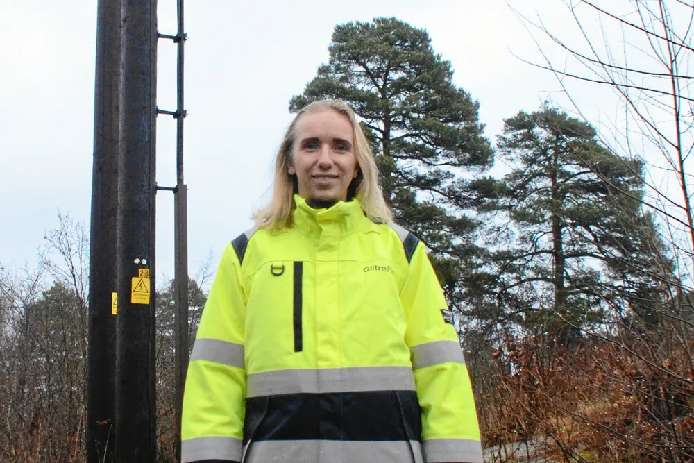 Liv Hege Ketilsdotter Homme er vedlikeholdsingeniør og hovedansvarlig for vedlikeholdsarbeidet som utføres ved hjelp av droner. Selv om hun fullførte mastergraden i fjor sommer, har hun jobbet med dronefotografi i over tre år.