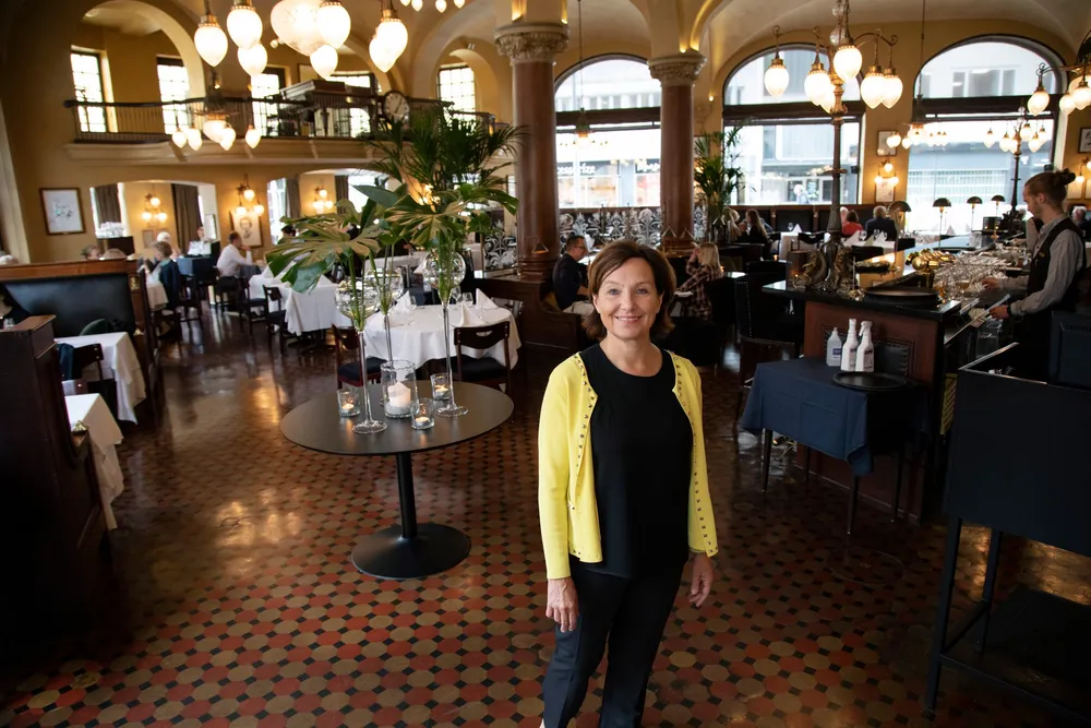 Hotel Continental-eier Elisabeth Caroline Brochmann, her avbildet på Theatercaféen, er fornøyd mer fjoråret og opplever pen vekst også i år særlig i hotelldriften.