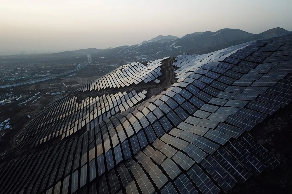 Solpaneler i Xuanhua, Zhangjiakou, i Kinas nordlige provins Hebei. Strong state support and huge private investment have made China's solar industry a global powerhouse but it faces new headwinds, from punitive tariffs abroad to a brutal price war at home. (Photo by GREG BAKER / AFP) / To go with 'CLIMATE-COP29-UN-CHINA-SOLAR, FOCUS' by Oliver HOTHAM