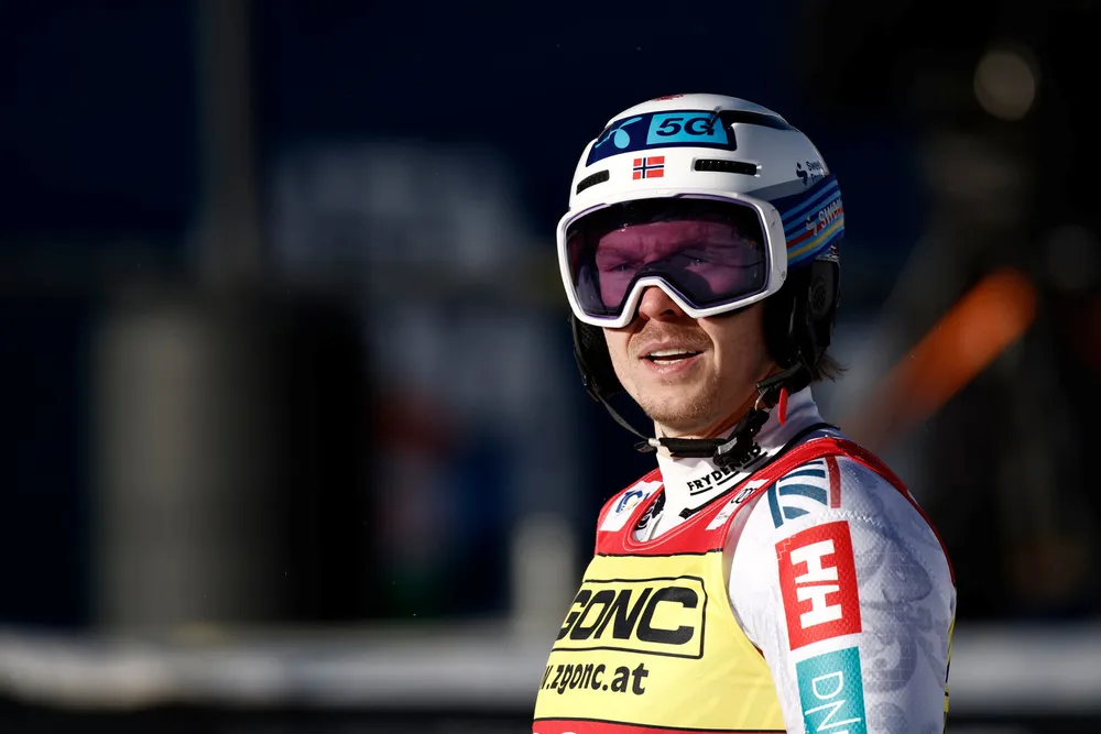 Henrik Kristoffersen har tjent best så langt i vinter. Her fra målgangen i Alta Badia mandag.