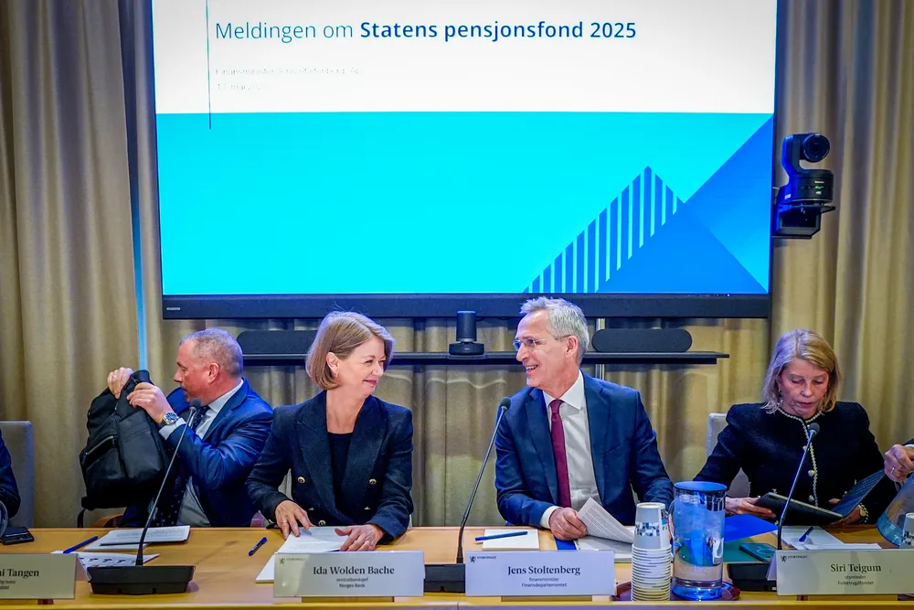 Sentralbanksjef Ida Wolden Bache bremser aktiviteten i norsk økonomi ved å holde renten høy, mens finansminister Jens Stoltenberg gir gass i form av ekspansive budsjetter. Bildet er fra høringen om Statens pensjonsfond i mai. NBIM-leder Nicolai Tangen til venstre og styreleder Siri Teigum i Folketrygdfondet til høyre.