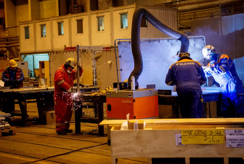 Konkurser og nedbemanning i leverandørbedrifter, fører til at industrien taper kapital, kompetanse, teknologi og virksomheter som er forutsetninger for et grønt industriskifte. Her fra Kleven verft i Ulsteinvik.