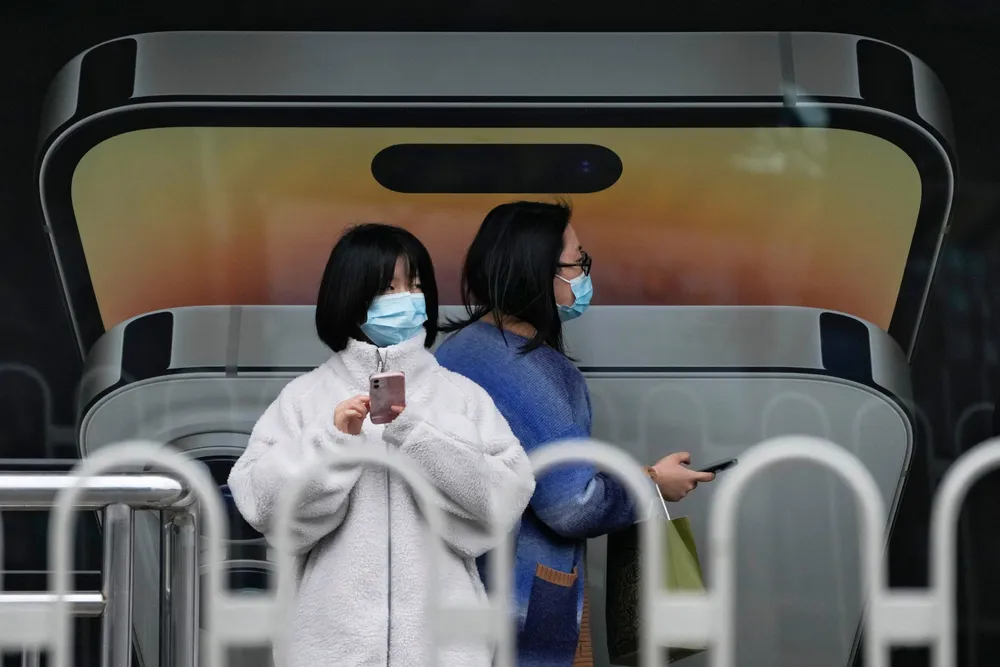 Verdens største Iphone-fabrikk i Zhengzhou har vært isolert siden i forrige uke. Nå bekrefter Apple at produksjonen er rammet og at det vil bli forsinkelser på leveringer av toppmodellene. Her fra Beijing, hvor det fortsatt er svært strenge koronasmittetiltak.